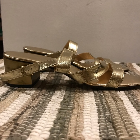 Vintage 1970’s Bertlyn gold man made leather sandals. Size ML  7/7.5. EUC - Picture 14 of 16